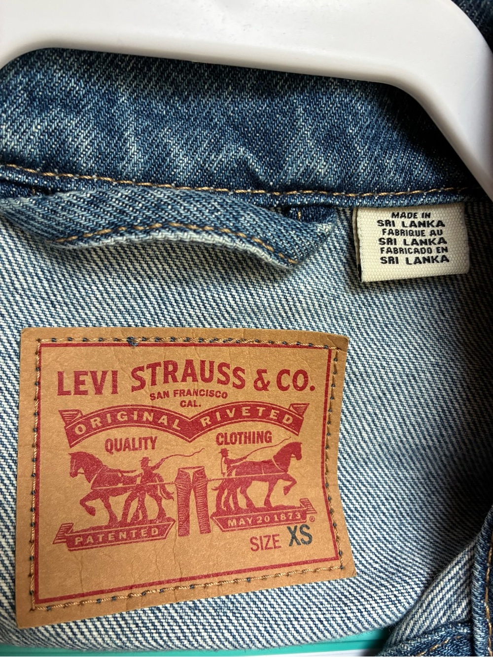 Vintage Levi's Women's Classic Trucker Denim Jacket Medium Wash Oversized XS - Picture 10 of 12